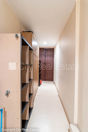 Fasādes māja, renovēta māja, bruģēts piebraucamais ceļš, ieeja no ielas, logi vērsti Rīga - foto 15