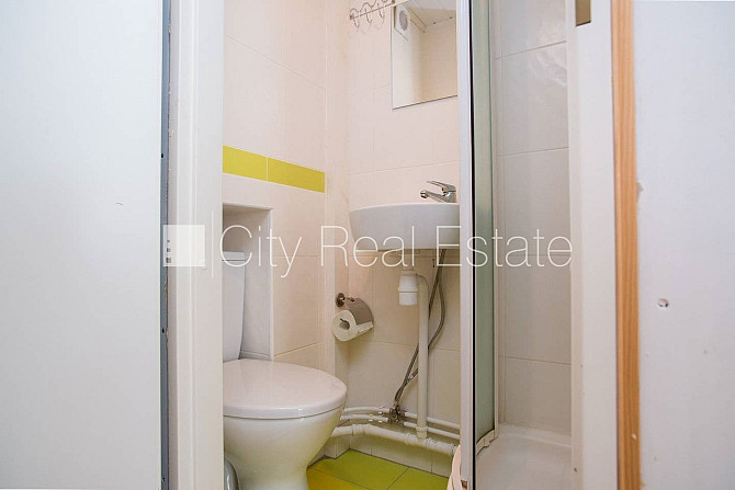 Fasādes māja, renovēta māja, bruģēts piebraucamais ceļš, ieeja no ielas, logi vērsti Rīga - foto 12