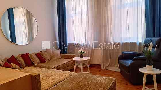 Деревянный дом, фасадный дом, закрытый двор, вход со двора, мансарда, окна выходят Rīga