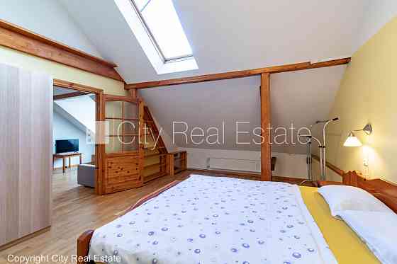 Деревянный дом, фасадный дом, закрытый двор, вход со двора, мансарда, окна выходят Rīga