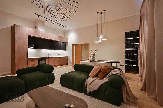 Ilgtermiņa īrei pieejams pilnīgi jauns, elegants luksusa klases dzīvoklis Rīgas centrā. Pārdomāts pl Rīga