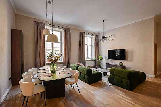 Ilgtermiņa īrei pieejams pilnīgi jauns, elegants luksusa klases dzīvoklis Rīgas centrā. Pārdomāts pl Rīga