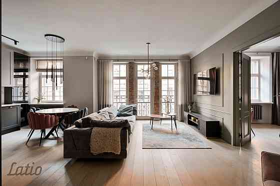 Īrei pieejams elegants un plašs 4-istabu dzīvoklis Rīgas centrā, vienā no skaistākajām renovētajām v Rīga