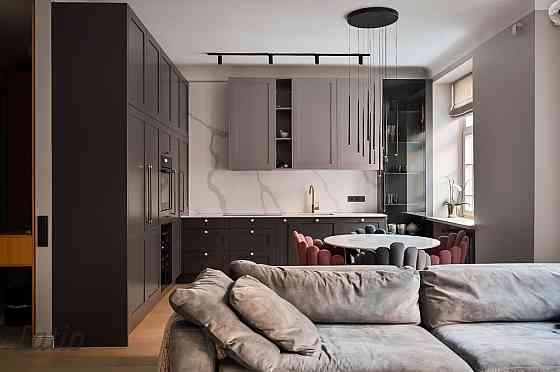 Īrei pieejams elegants un plašs 4-istabu dzīvoklis Rīgas centrā, vienā no skaistākajām renovētajām v Rīga