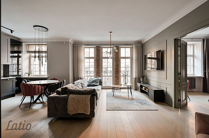 Īrei pieejams elegants un plašs 4-istabu dzīvoklis Rīgas centrā, vienā no skaistākajām Rīga - foto 2