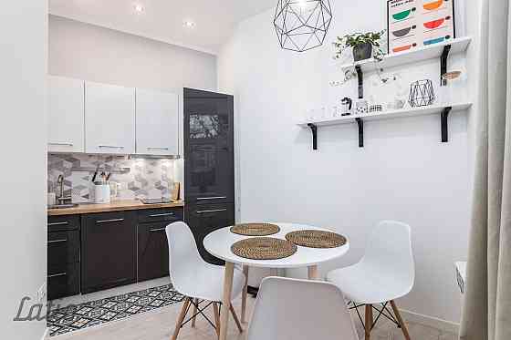 Izīrē omulīgu, pilnībā mēbelētu un ar sadzīves tehniku aprīkotu divistabu dzīvokli. Visi logi vērsti Rīga