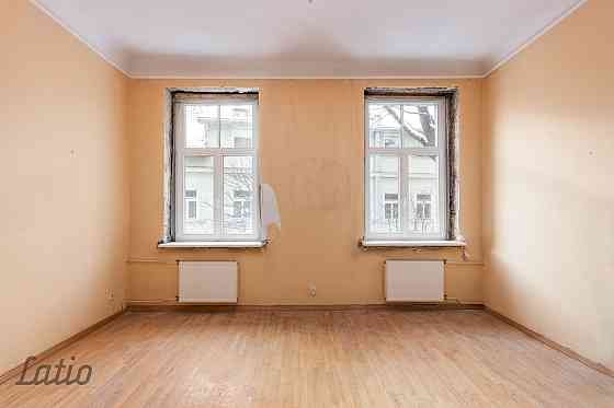 Pārdošanā gaišs un silts dzīvoklis pašā pilsētas centrā, prestižajā vēstniecību rajonā. Lieliska lok Rīga