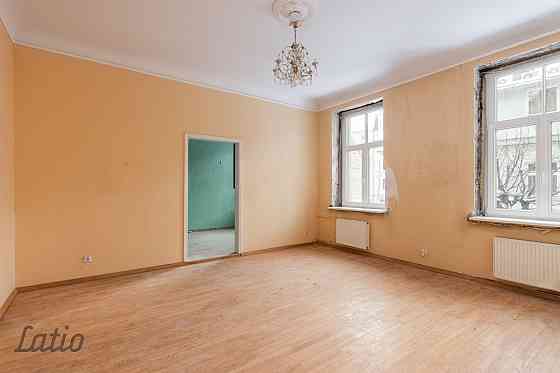 Pārdošanā gaišs un silts dzīvoklis pašā pilsētas centrā, prestižajā vēstniecību rajonā. Lieliska lok Rīga