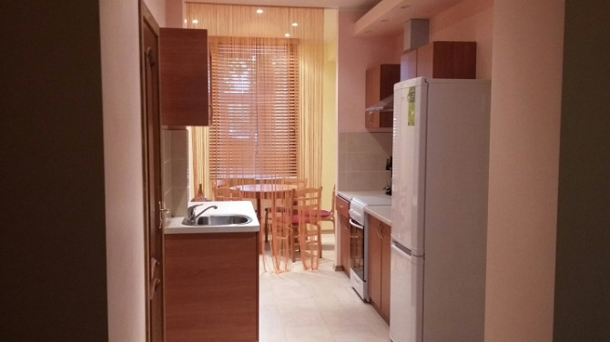 Izīrē atsevišķu istabu 3 guļamistabu dzīvokli Rīgas centrā klusā iekšpagalma ēkā. Rīga - foto 1