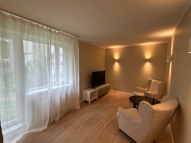 Tiek pārdots dizainera veidots 2-istabu dzīvoklis Imantā ar jaunā projekta kvalitātes un Rīga - foto 1