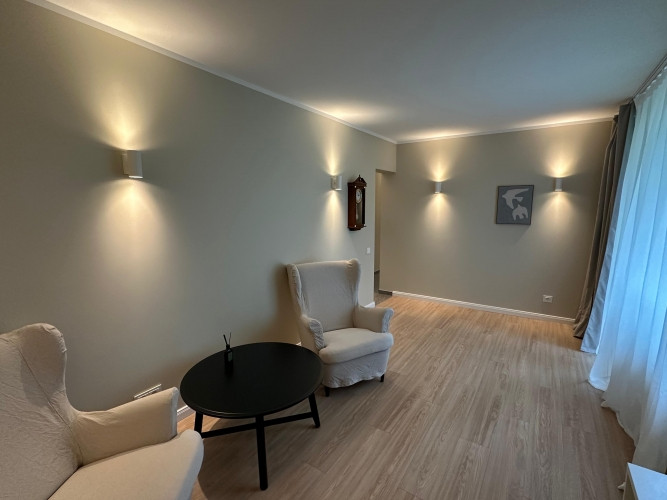 Tiek pārdots dizainera veidots 2-istabu dzīvoklis Imantā ar jaunā projekta kvalitātes un Rīga - foto 2