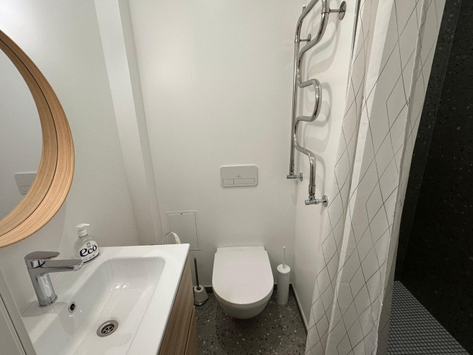 Tiek pārdots dizainera veidots 2-istabu dzīvoklis Imantā ar jaunā projekta kvalitātes un Rīga - foto 8