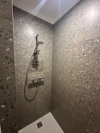 Tiek pārdots dizainera veidots 2-istabu dzīvoklis Imantā ar jaunā projekta kvalitātes un Rīga - foto 9