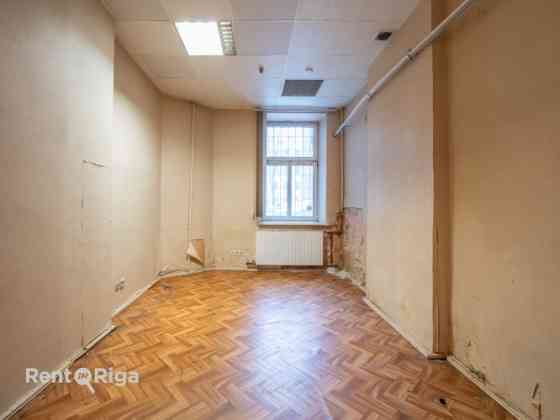 Premises suitable for a salon, shop, street-level office, or other activities.  A well-maintained pr Рига