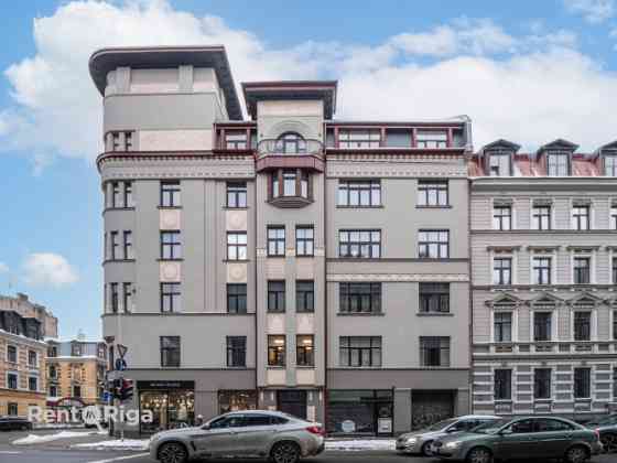 Premises suitable for a salon, shop, street-level office, or other activities.  A well-maintained pr Рига