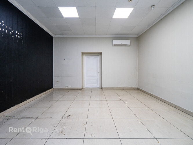 Premises suitable for a salon, shop, street-level office, or other activities.  A well-maintained pr Рига - изображение 4