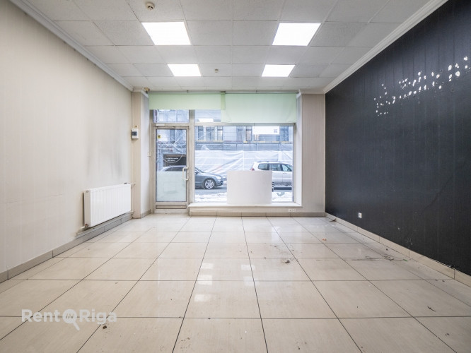 Premises suitable for a salon, shop, street-level office, or other activities.  A well-maintained pr Рига - изображение 3