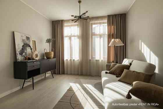 Izīrē 2 - istabu dzīvokli renovēta koka arhitektūras pērle Artilērijas ielā 71.  Dzīvoklis ir labiek Рига