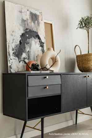 Izīrē 2 - istabu dzīvokli renovēta koka arhitektūras pērle Artilērijas ielā 71.  Dzīvoklis ir labiek Рига