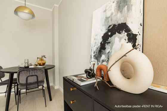 Izīrē 2 - istabu dzīvokli renovēta koka arhitektūras pērle Artilērijas ielā 71.  Dzīvoklis ir labiek Рига