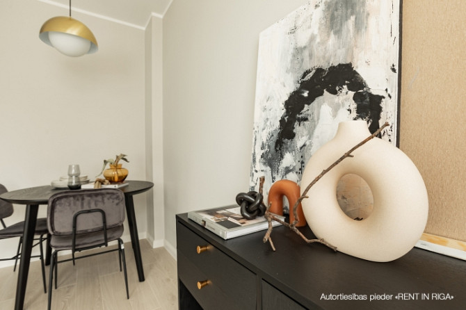 Izīrē 2 - istabu dzīvokli renovēta koka arhitektūras pērle Artilērijas ielā 71.  Dzīvoklis ir labiek Рига - изображение 3