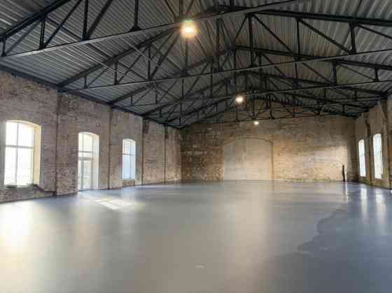 Промышленные помещения с высокими потолками.   Бывшая территория "Рижского Рига