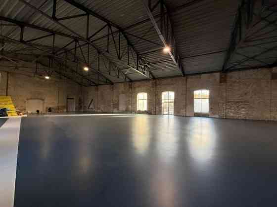 Промышленные помещения с высокими потолками.   Бывшая территория "Рижского Рига