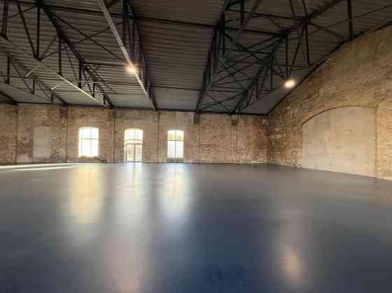 Промышленные помещения с высокими потолками.   Бывшая территория "Рижского Рига