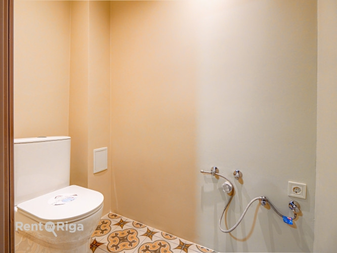 Birojs ar virtuvi un savu tualeti.  Tikko ēkā ir veikts kapitālais remonts - atjaunota ēkas Rīga - foto 6