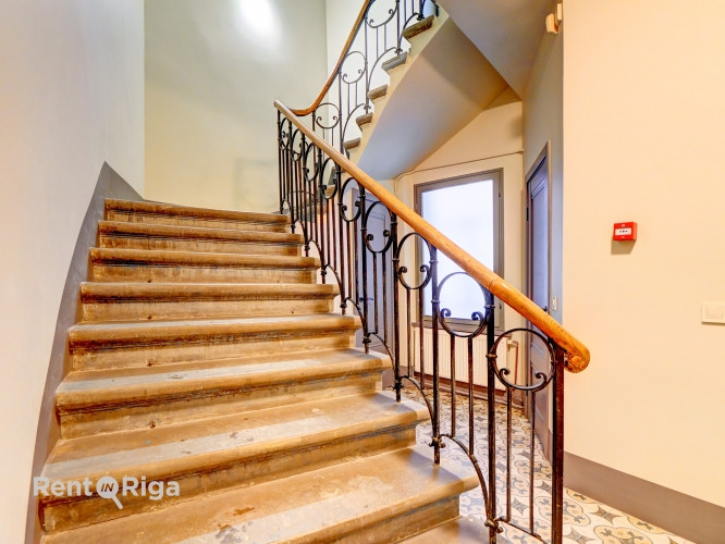 Birojs ar virtuvi un savu tualeti.  Tikko ēkā ir veikts kapitālais remonts - atjaunota ēkas Rīga - foto 8