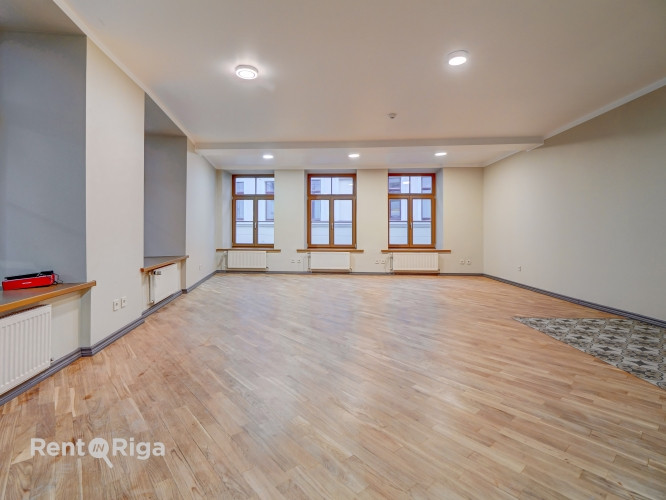 Birojs ar virtuvi un savu tualeti.  Tikko ēkā ir veikts kapitālais remonts - atjaunota ēkas Rīga - foto 2