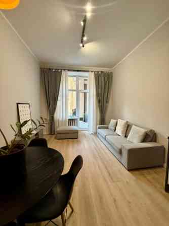 Īrei pieejams 3-istabu dzīvoklis Rīgas Centrā - Skolas ielā 13, Rīgā.  Dzīvokļa plānojums sastāv no  Рига