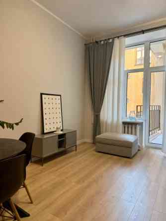 Īrei pieejams 3-istabu dzīvoklis Rīgas Centrā - Skolas ielā 13, Rīgā.  Dzīvokļa plānojums sastāv no  Рига