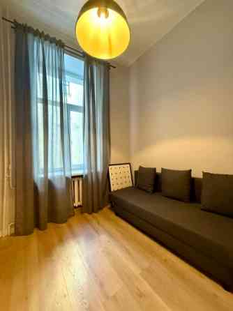 Īrei pieejams 3-istabu dzīvoklis Rīgas Centrā - Skolas ielā 13, Rīgā.  Dzīvokļa plānojums sastāv no  Рига