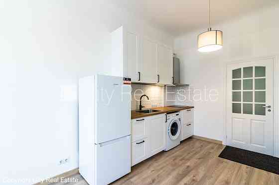 Фасадный дом, закрытый двор, вход со двора, окна выходят на улицу, студио, кухня Rīga