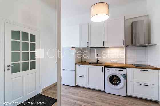 Фасадный дом, закрытый двор, вход со двора, окна выходят на улицу, студио, кухня Rīga