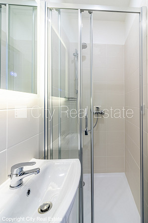 Fasādes māja, slēgts pagalms, ieeja no pagalma, logi vērsti uz ielas pusi, studio tipa, virtuve Rīga - foto 17