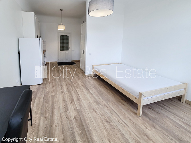 Fasādes māja, slēgts pagalms, ieeja no pagalma, logi vērsti uz ielas pusi, studio tipa, virtuve Rīga - foto 13