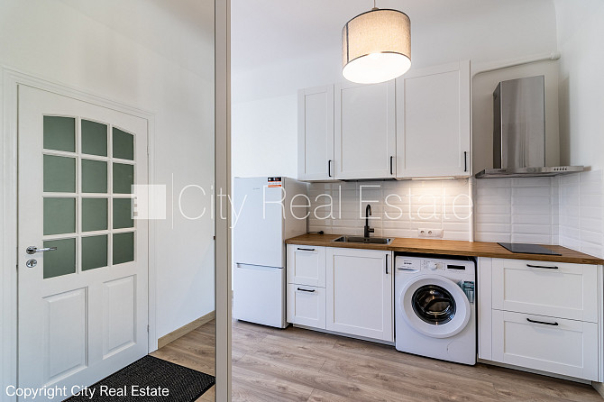 Fasādes māja, slēgts pagalms, ieeja no pagalma, logi vērsti uz ielas pusi, studio tipa, virtuve Rīga - foto 2