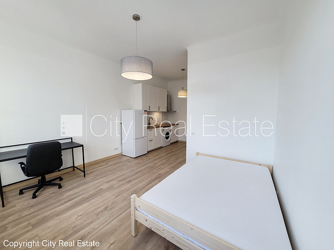 Fasādes māja, slēgts pagalms, ieeja no pagalma, logi vērsti uz ielas pusi, studio tipa, virtuve Rīga - foto 12