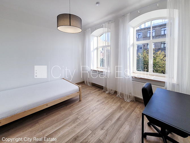 Fasādes māja, slēgts pagalms, ieeja no pagalma, logi vērsti uz ielas pusi, studio tipa, virtuve Rīga - foto 9