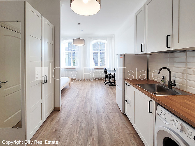 Fasādes māja, slēgts pagalms, ieeja no pagalma, logi vērsti uz ielas pusi, studio tipa, virtuve Rīga - foto 7