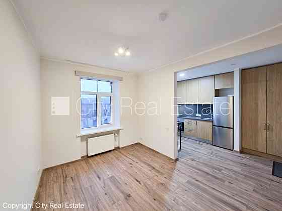 Здание во дворе, территория обнесена забором, закрытая территория, одна Rīga