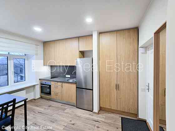 Здание во дворе, территория обнесена забором, закрытая территория, одна Рига