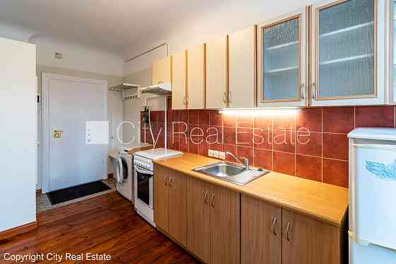 Дом во дворе, территория обнесена забором, вход со двора, лестничная клетка после Рига