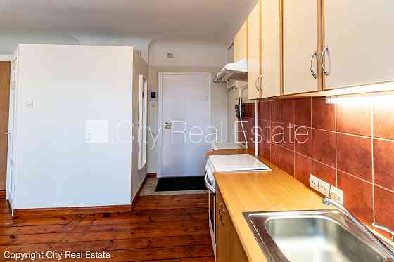 Дом во дворе, территория обнесена забором, вход со двора, лестничная клетка после Рига