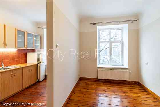 Дом во дворе, территория обнесена забором, вход со двора, лестничная клетка после Рига