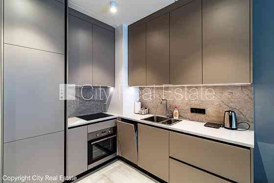 Новостройка, благоустроенный озеленённый двор, вход со двора, во дворе детская Рига