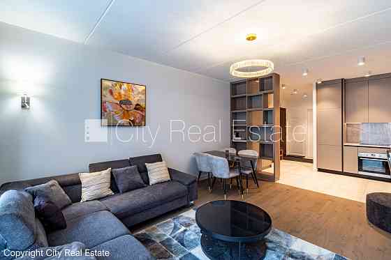 Новостройка, благоустроенный озеленённый двор, вход со двора, во дворе детская Рига