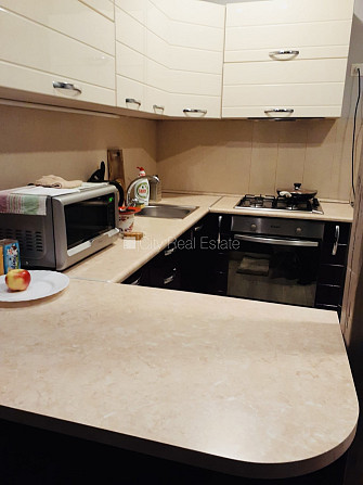 Fasādes māja, fasāde ar koka apdari, vieta automašīnai, ieeja no pagalma, logi vērsti mājas Rīga - foto 16